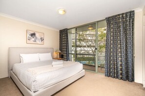 2 bedrooms, desk, iron/ironing board, WiFi