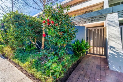 Stylish apt facing the historic Telopea Park