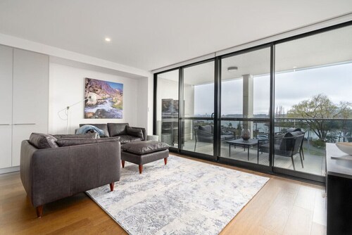 Kingston Foreshore Apt with Water Views