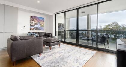 Kingston Foreshore Apt with Water Views