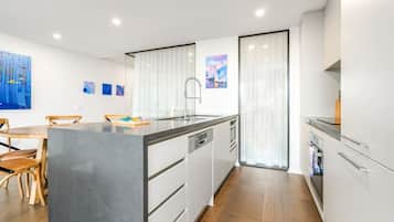 Kühlschrank, Mikrowelle, Ofen, Herdplatte