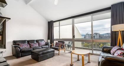 3BR Loft Apt 1min to Kingston Foreshore!