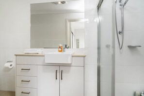 Secador de cabelo, toalhas de banho