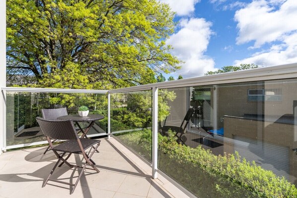 Outdoor dining - 3BR Modern Apt | Prime Location 7 Mins to CBD! (Braddon)