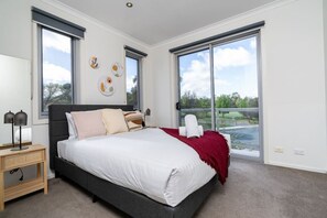 3 bedrooms, iron/ironing board, WiFi, bed sheets - 3BR Modern Apt | Prime Location 7 Mins to CBD! (Braddon)