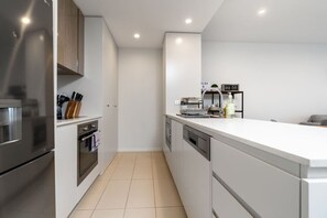 Frigorífic, microones, forn i placa de cuina 