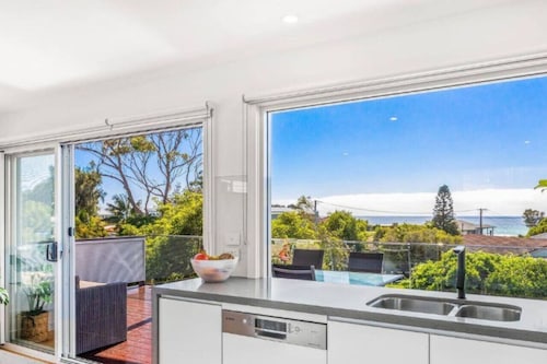 Lavish Home 4mins to the beach Pet- Friendly House