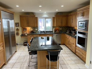 ثلاجة، ميكروويف، فرن، موقد طهي مسطح