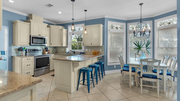 Kjøleskap, mikrobølgeovn, ovn og kokeplater