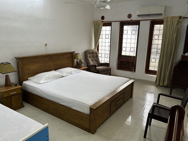 5 bedrooms, iron/ironing board, WiFi, bed sheets