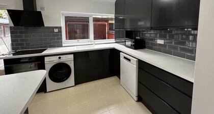 Spingfields House! Close to Stoke Hopsital