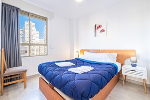 Tabla de planchar con plancha, wifi gratis y ropa de cama 