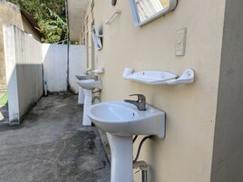 Cabezal de ducha tipo lluvia, secador de pelo, bidet, toallas