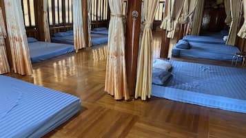 ห้องทราดิชันนัลพักรวม, ปลอดบุหรี่, ห้องน้ำรวม | เครื่องนอนป้องกันสารก่อภูมิแพ้, ผ้านวมขนเป็ด, เตียงพร้อมฟูกเสริมที่นอน