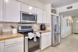 Fridge, microwave, oven, stovetop - House w/Yard, Washer/Dryer, Near ASU/Airport! (Tempe)