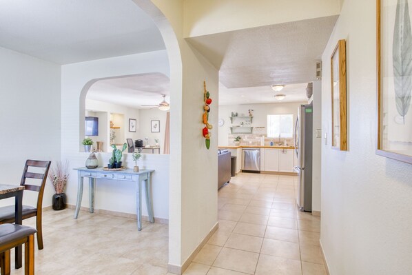 Interior - House w/Yard, Washer/Dryer, Near ASU/Airport! (Tempe)