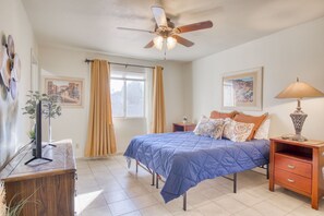 3 bedrooms, WiFi - House w/Yard, Washer/Dryer, Near ASU/Airport! (Tempe)