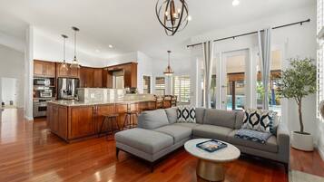 Smart TV, chimenea y videojuegos