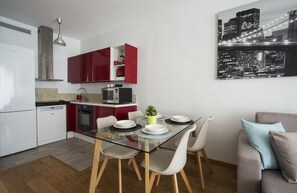 Microwave, oven, stovetop, dishwasher - Spacious Apartment in the Heart of Paris – Temple Le Marais (Paris)