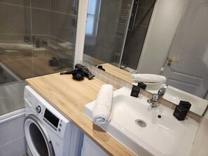 Hårføner, håndklær, såpe og sjampo