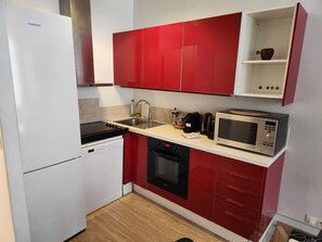 Microwave, oven, stovetop, dishwasher - Spacious Apartment in the Heart of Paris – Temple Le Marais (Paris)