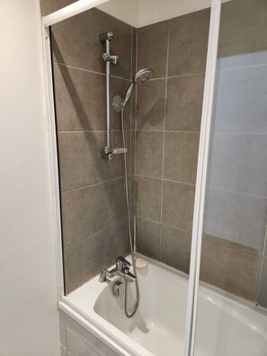 Haartrockner, Handtücher, Seife, Shampoo