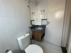 Douche, sèche-cheveux, papier toilette