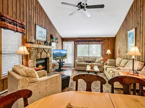 Smart TV, fireplace, DVD player - Wabasso 1 Covered Parking Convenient Location WiFi (Snowshoe)
