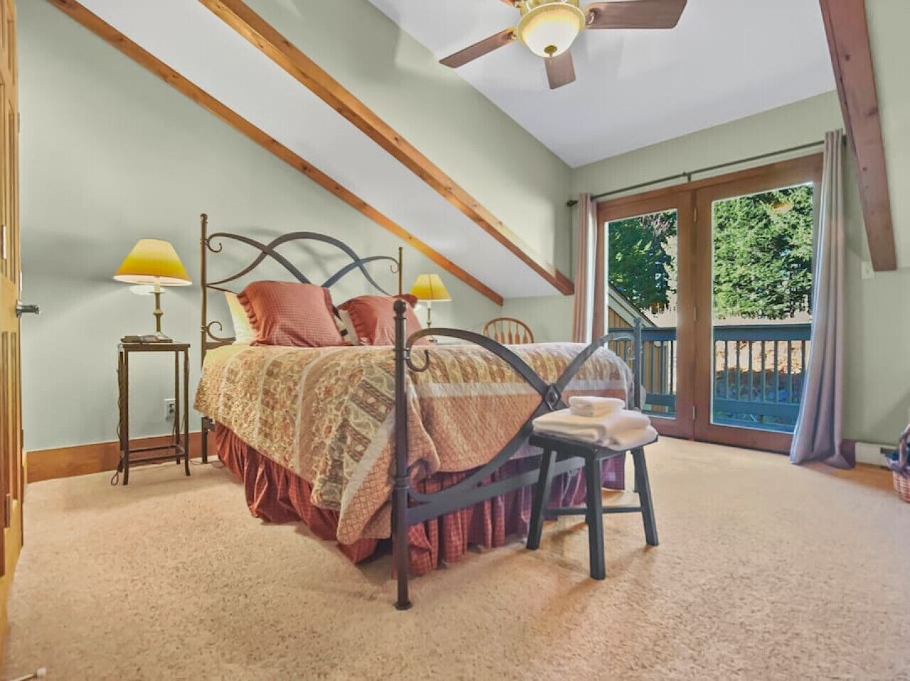 3 室のベッドルーム、デスク、WiFi (無料)、ベッドシーツ