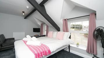 1 slaapkamer, een strijkplank/strijkijzer, gratis wifi, beddengoed