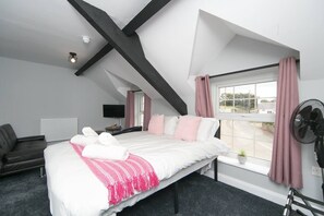 1 slaapkamer, een strijkplank/strijkijzer, gratis wifi, beddengoed