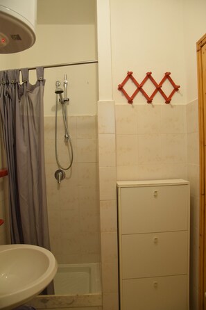Dusche, Haartrockner, Bidet, Handtücher