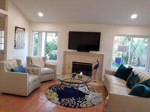 Een smart-tv en een open haard