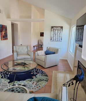 Een smart-tv en een open haard