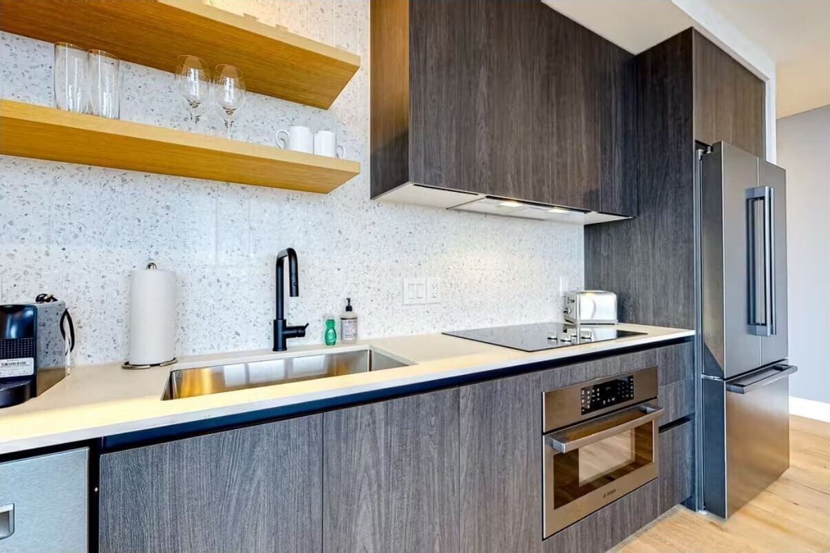 Een koelkast, een microgolfoven, een oven, een kookplaat