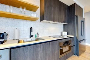 Refrigerador, microondas, horno y parrilla de estufa