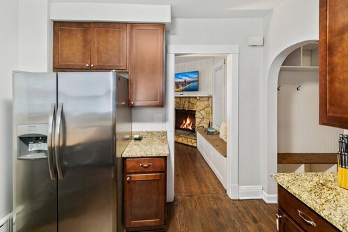 Cozy W fireplace Near DT Libertyville & Naval Base