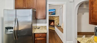 Cozy W fireplace Near DT Libertyville & Naval Base