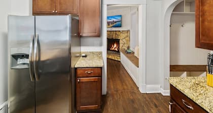 Cozy W fireplace Near DT Libertyville & Naval Base