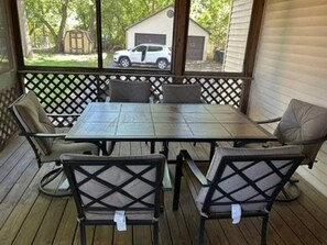 A covered outdoor patio with a wooden table and four chairs. - Cozy W fireplace Near DT Libertyville & Naval Base (Libertyville)