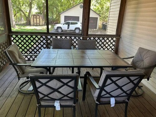 Cozy W fireplace Near DT Libertyville & Naval Base