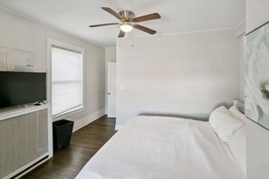 2 slaapkamers, een bureau, een strijkplank/strijkijzer, gratis wifi