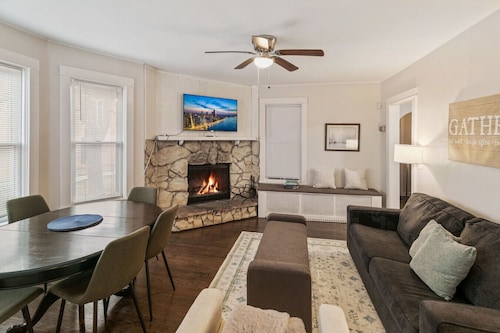 Cozy W fireplace Near DT Libertyville & Naval Base