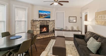 Cozy W fireplace Near DT Libertyville & Naval Base