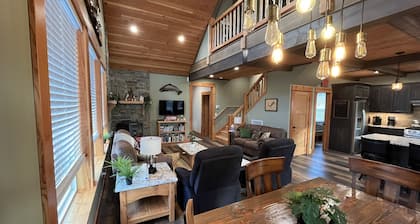 Cozy cabin in Detroit. 6 minute walk to Detroit Marina. Full kitchen amenities.