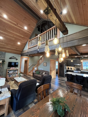 Interior. Cozy cabin in Detroit. 6 minute walk to Detroit Marina. Full kitchen amenities.