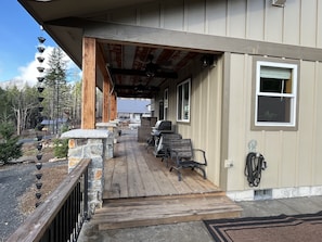 Terrace/patio - Cozy cabin in Detroit. 6 minute walk to Detroit Marina. Full kitchen amenities. (Detroit)