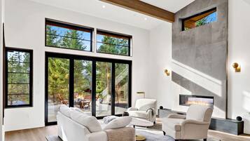 TV connectée, cheminée, livres, chaßne hi-fi