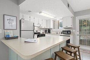 冷蔵庫、電子レンジ、オーブン、コンロ