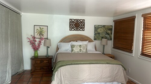 Deep Discount due to cancellation Charming Beach Cottage